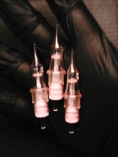 CARTUCHOS PMU ALLY COLLECTION 

✅ Filo único
✅ Precisión
✅ No maltrata la piel
✅ Un producto 100 % JC GOLDEN

Ya ustedes lo conocen y para los que aún no lo
han usado, los cartuchos Ally son ideales para trabajar cejas, labios, camuflaje de estrías y delineado de ojos.
Perfectos para trazos definidos y una implantación del pigmento más preciso

Numeraciones disponibles:
0603RL - 0605RL
0801RL - 0803RL - 0805RL
1001RL - 1003RL - 1005RL

✅Presentación : Caja de 10 unidades
✅Precio: RD$ 850

Ordena ya!!!! 
WWW.JCGOLDENSUPPLY.COM
También por WhatsApp 809-258-6325

SOMOS DISTRIBUIDORES AUTORIZADOS EN REPÚBLICA DOMINICANA 

@tattoojcgolden
WWW.TATTOOJCGOLDEN.COM

#CartuchosAlly #micropigmentacion
#jcgoldensupply