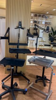 Ordena ya ! 
WhatsApp 809-258-6325 
WWW.JCGOLDENSUPPLY.COM 

Nuestras mesitas auxiliares son el complemento perfecto para tatuadores, artistas PMU, esteticistas y profesionales de la belleza que necesitan tener sus herramientas siempre al alcance.

✔️ Facilitan la organización de materiales y equipos.
✔️ Ayudan a optimizar el espacio de trabajo.
✔️ Permiten mayor comodidad durante los procedimientos.
✔️ Son fáciles de mover y adaptar según tus necesidades.
✔️ Aportan una imagen más profesional y ordenada a tu estudio o cabina.

✅ TIENDA FÍSICA 
Estamos en la avenida Mella # 302 , esquina 19 de Marzo , al lado de la Sirena proximo a la zona colonial  Santo Domingo. RD

#JCGoldenSupply #PMU #TattooArtist #MobiliarioProfesional