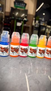 Con World Famous Ink trabajas con colores vibrantes, con resultados que se mantienen bien después de cicatrizar. 

Además, con sus diluyentes puedes crear sombras, degradados y ajustar la mezcla sin perder la calidad de la tinta.

📦 Disponibles para entrega inmediata 🔥

Pasa por la tienda o escríbenos por WhatsApp y lleva la calidad que tu próximo tatuaje merece.

Contáctanos 📞Tienda (809) 475-9655 📱WhatsApp (809) 258-6325. 🕓Lunes a viernes 9am-5:50pm | Sab. 9am-2:50pm 

📍Estamos en la Ave. Mella no.302, esq. 19 de Marzo (al lado de la Sirena) próximo al Barrio Chino, Sto. Dgo. 

  #JCgoldensupply #tattoosupply #worldfamousink