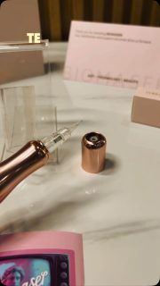 Biomaser P90 PRO, un dermógrafo diseñado para ofrecer precisión, comodidad y rendimiento confiable en procedimientos de maquillaje permanente. 

Bateria de 1000 mAh 
Dos grips intercambiables 
Compatible con cartuchos universales 
Puerto USB-C (Tipo C) 

RD12,500

WhatsApp (809) 258 6325 

📍Visitanos en la avenida. Mella no.302 esq.  19 de marzo (al lado de la sirena) proximo al barrio chino , sto dgo 
⏰Laboramos de lunes a viernes 9am a 5:50pm | sabados 9am a 2:50pm 

#jcgoldensupply #micropigmentacion #pmu #biomaser