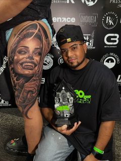 Felicitaciones para el artistas @carlosartee por ganar segundo Lugar en @astrosdq 2026 🧑🏾‍🚀🚀🏆 en la categoría de "Tatuaje Sombra". 

Siempre utilizando los cartuchos @tattoojcgolden y poniendo la marca en alto. 🔥🏆
.
#jcgoldensupply 
#tattoojcgolden 
#astrosdq