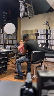 ALLEGORY ULTRA BLACK
RD$3,500 tamaño 8oz

Diseñados para fluir con precisión y fijarse con fuerza, estas tintas potencian tu estilo y logran negros fuertes y sólidos.

⚡️Fluidez muy suave, ideal para para rellenos. 
⚡️Alta concentración de pigmento, lo que permite negros intensos y cobertura sólida.
•
Ordena ya!!! 
•
WWW.JCGOLDENSUPPLY.COM 
También por WhatsApp 809-258-6325 
•
Tienda física 
Estamos en la avenida Mella N. 302 , esquina 19 de Marzo, al lado de la Sirena proximo a la zona colonial. SANTO DOMINGO RD 🇩🇴 

#allegoryink #jcgoldensupply #tattoo